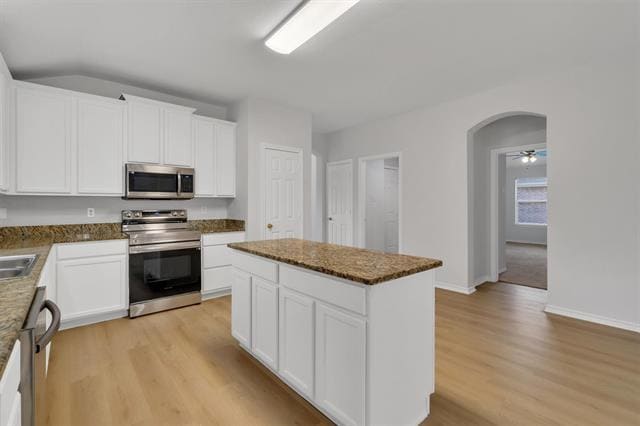 Building Photo - 712 Riverhead Dr