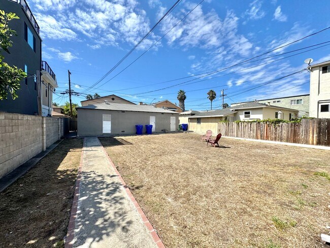 Building Photo - Light, bright, & SPACIOUS - 1 Bed/1 Bath T...