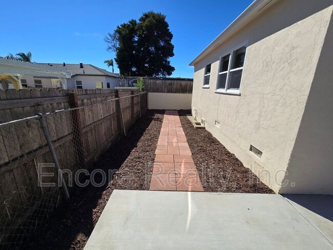 Building Photo - 588 1/2 McIntosh St