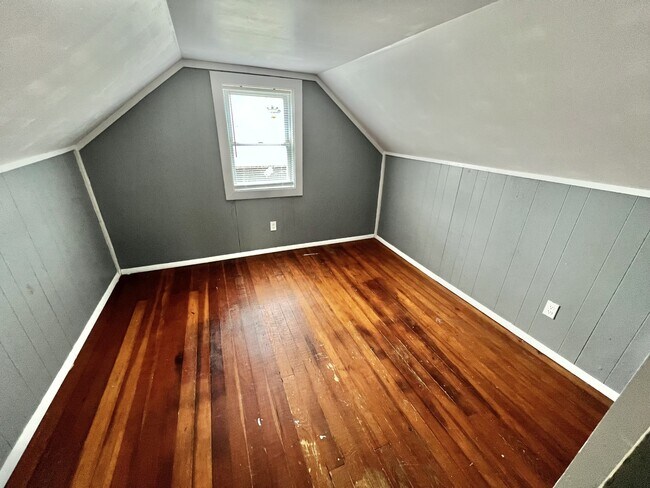 Building Photo - 907 N Maple St