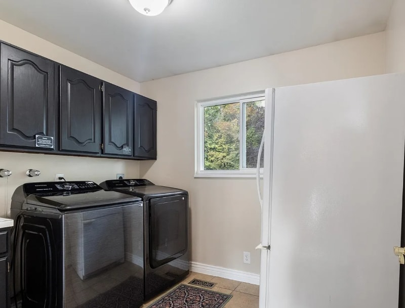 Building Photo - 935 S 1500 E St