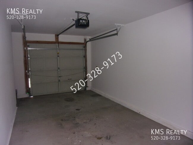 Building Photo - 3 Bedroom 2 Bath- 10048 E Desert Aire Driv...