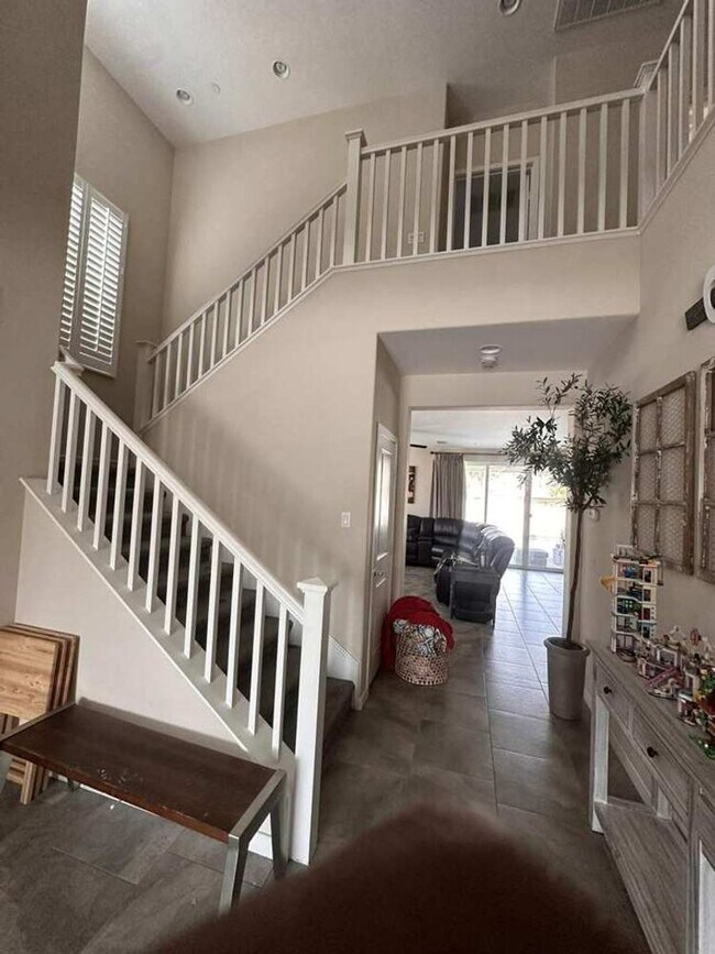 Building Photo - Stylish 4BR/3BA Home in Rosetta Canyon wit...