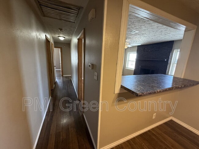 Building Photo - 241 Suburban Ln