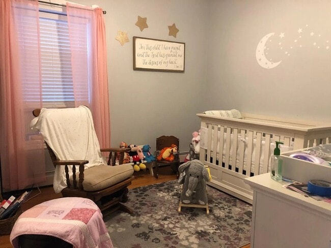 Building Photo - 5106 W Sunnyside Ave