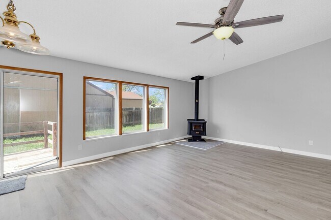 Building Photo - 466 1/2 Carson Lake Dr