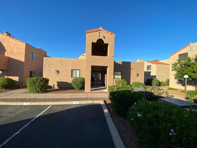 Building Photo - 1745 E Glenn St