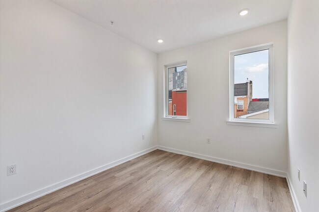 Building Photo - 1535 N Sydenham St