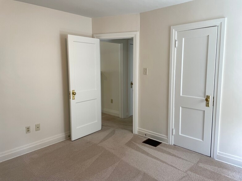 Building Photo - 615 Shenley Dr
