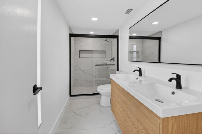 Building Photo - 14475 Strathmore Ln