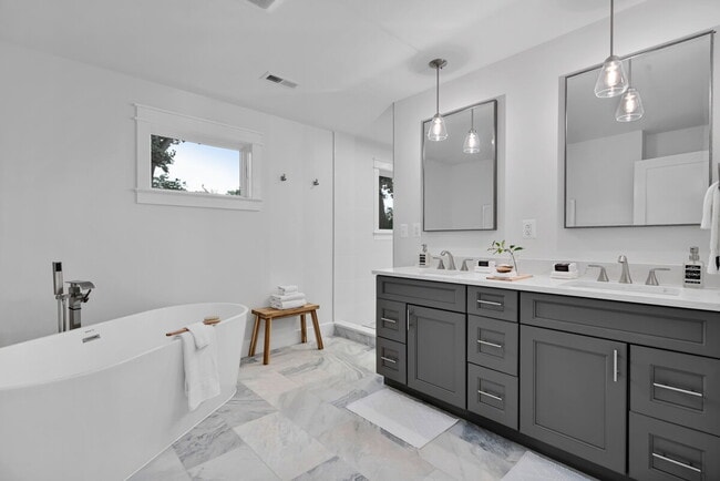 Building Photo - "Luxurious 6-Bed, 6-Bath Arlington Retreat...