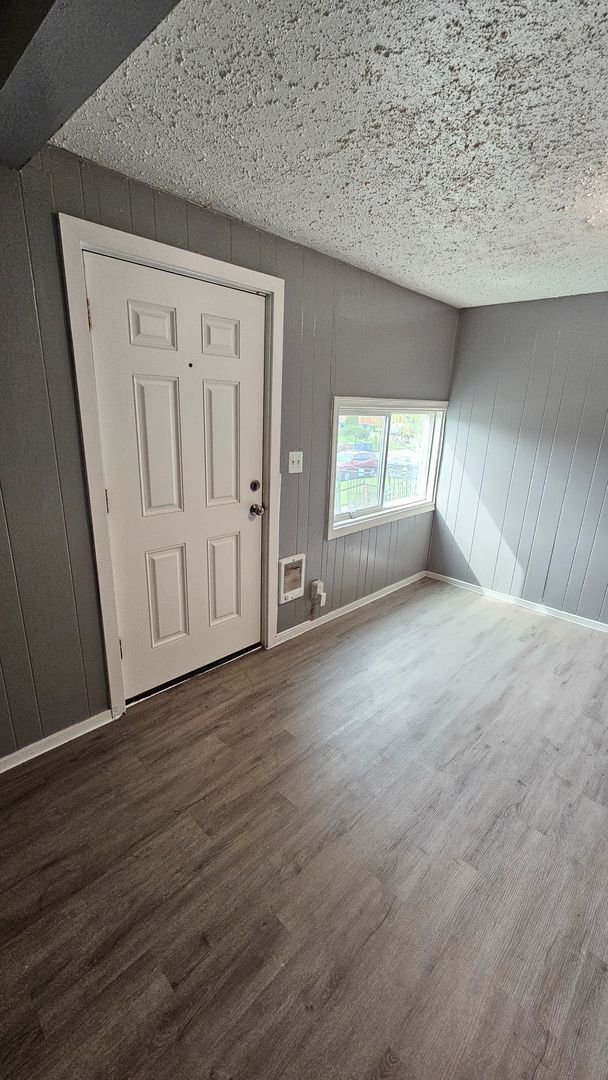 Building Photo - Cute 2-bed house,  Pet Friendly, Central location!