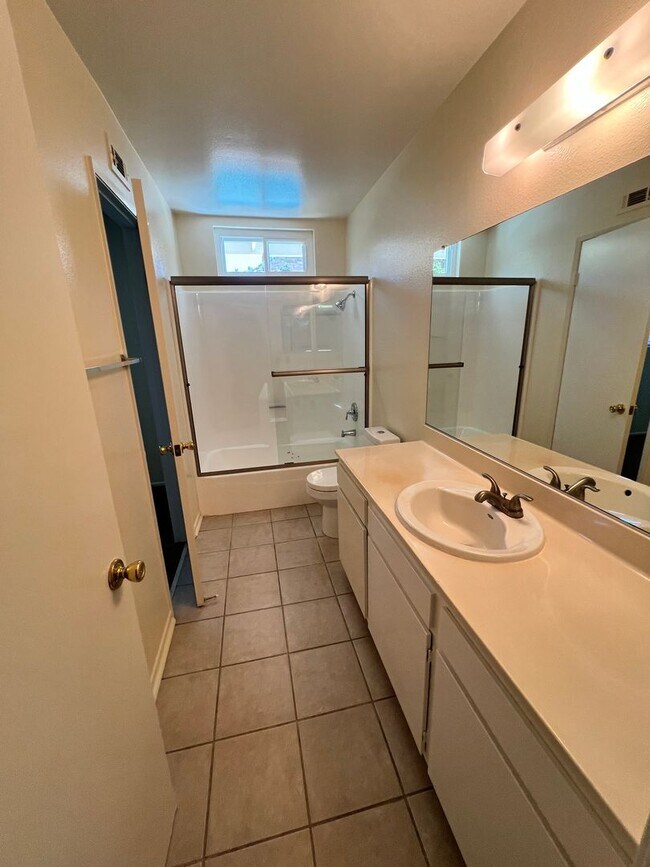 Building Photo - Santa Paula - Spacious pool home in wonder...