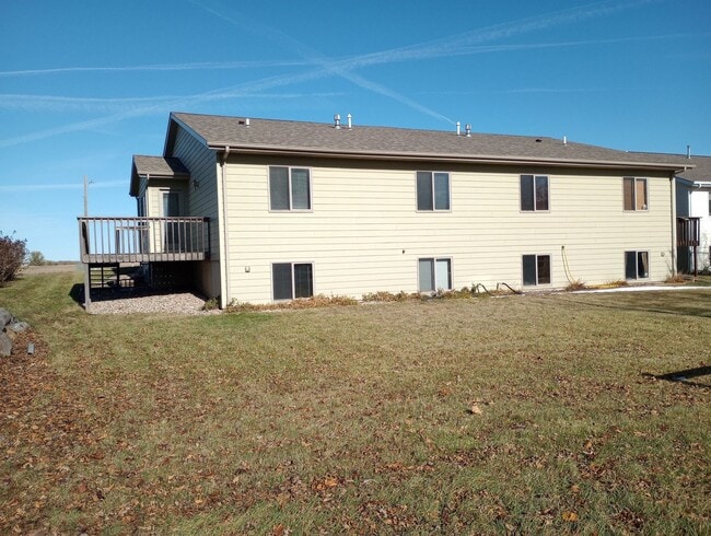 Building Photo - Three bedroom two bathroom twin home