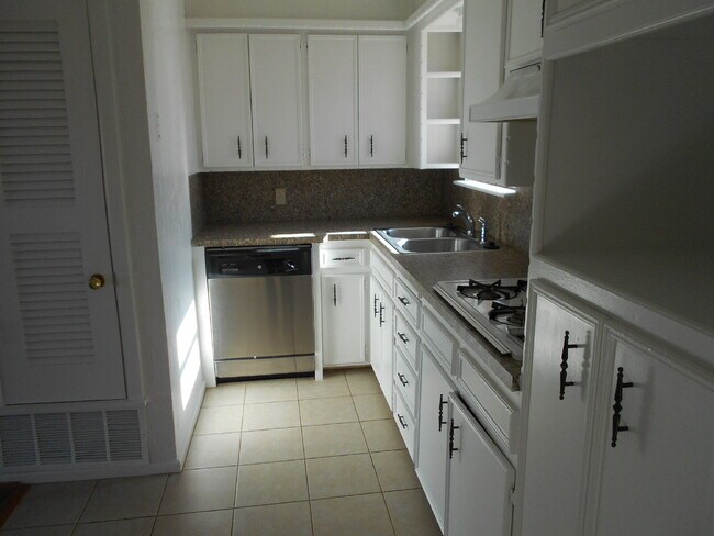 Building Photo - 3/1 Brick home on corner lot in Shallowater