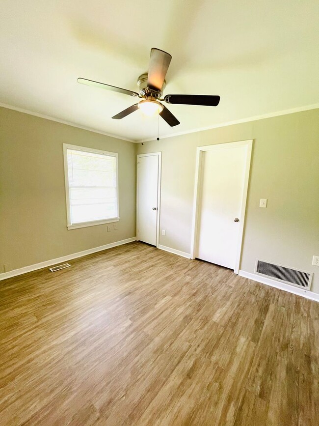 Building Photo - ** 3 Bed 2 Bath home in Forest Hills ** Ca...