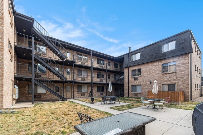 Primary Photo - 2 Bedroom 1 Bath in the Heart of West Wash...