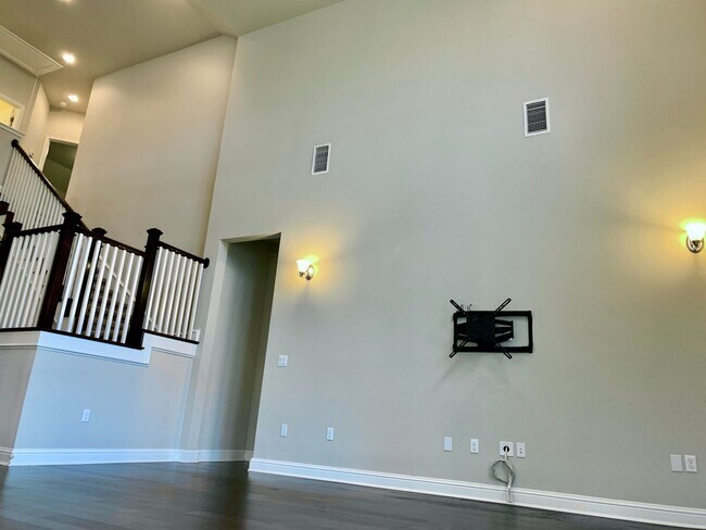 Building Photo - Gorgeous 5 bedroom home. Spacious and Elegant!