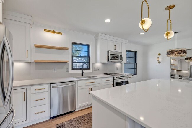 Building Photo - Beautifully furnished short-term rental in Historic Downtown Franklin!