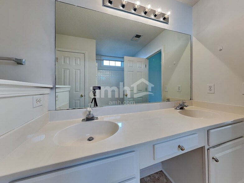 Building Photo - 11 Lake Linden Ct