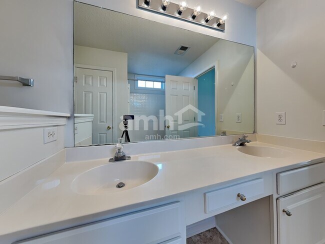 Building Photo - 11 Lake Linden Ct