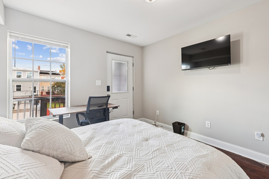 Building Photo - 1332 Levis St NE