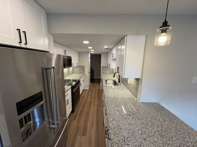 Primary Photo - Newly Renovated 4 bed, 2.5 bath Townhome i...