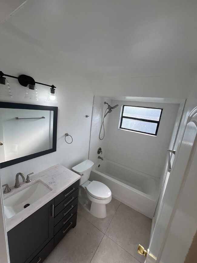 Building Photo - 686 Royalty Ct