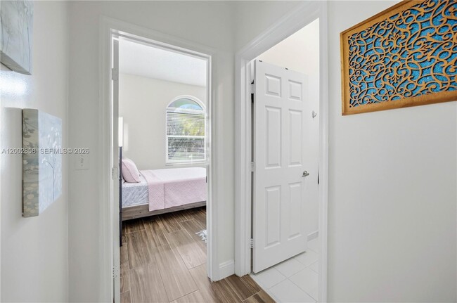 Building Photo - 2615 SE 5th Ct