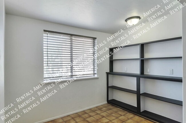 Building Photo - 2118 N Rita Ave