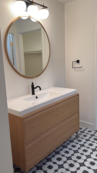 2 identical bathrooms - 10021 Tabor St
