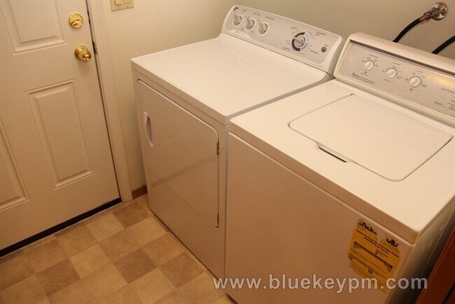 Building Photo - 4 Bed, 3 Bath  Home w/ 1 Bed and 1 Full Bath on Main  Near Bethany/Rock Creek