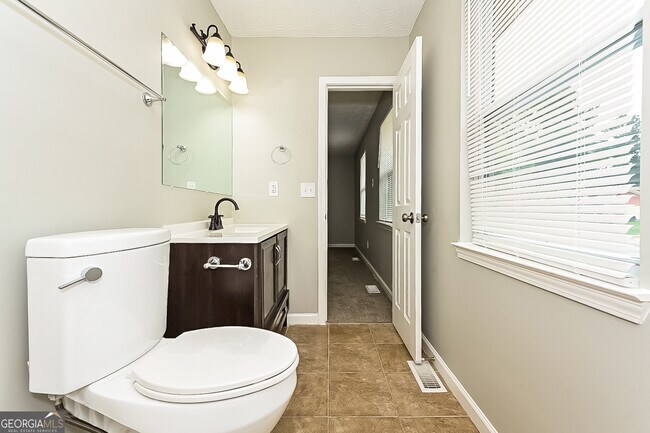 Building Photo - 3042 Medina Dr
