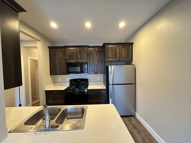 Building Photo - Meadow Crest Home!!!!