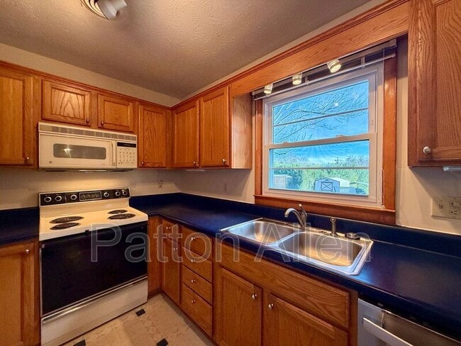 Building Photo - 74 Oakdale Dr