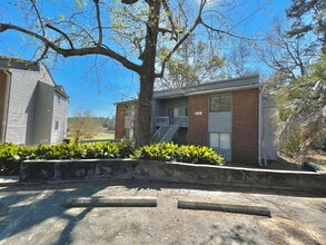Building Photo - Spacious 2 Bedroom/1 Bath
