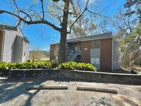 Building Photo - Spacious 2 Bedroom/1 Bath
