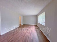 Building Photo - 2223 Shamrock Dr