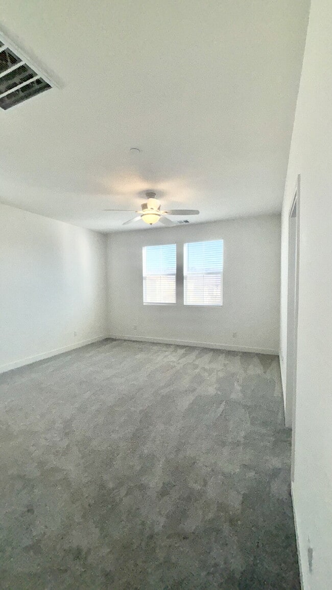 Building Photo - 4 Bedrooms Available University Park