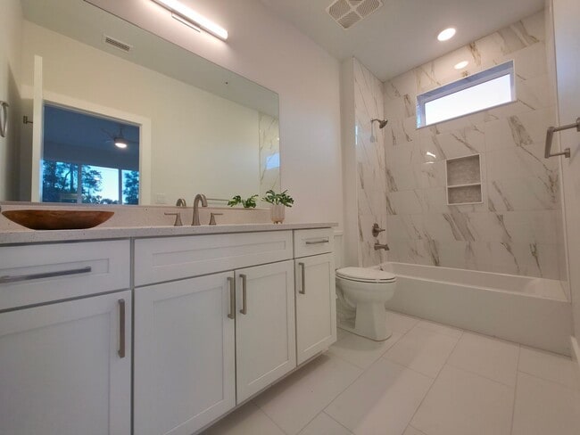 Building Photo - FOR RENT 3 bed, 3.5 bath, 3 level brand new condo