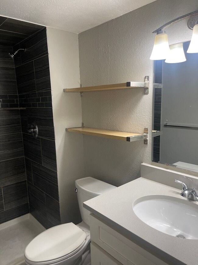 Building Photo - 3 Bedroom 2 Bathroom Condo in Applewood-Move in Ready!