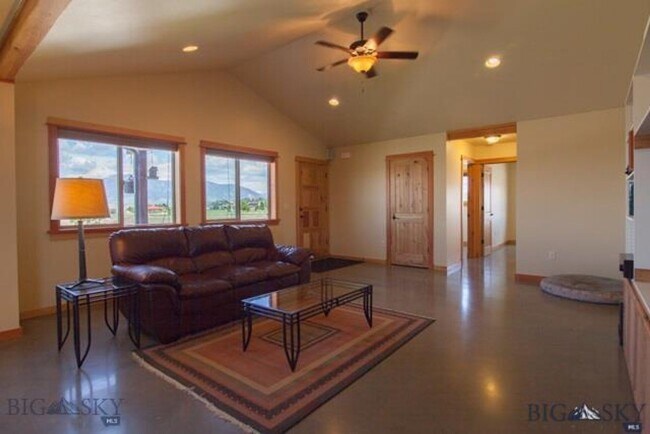 Building Photo - 3-Bedroom, 2-Bathroom Single-Level Home in Bozeman, MT