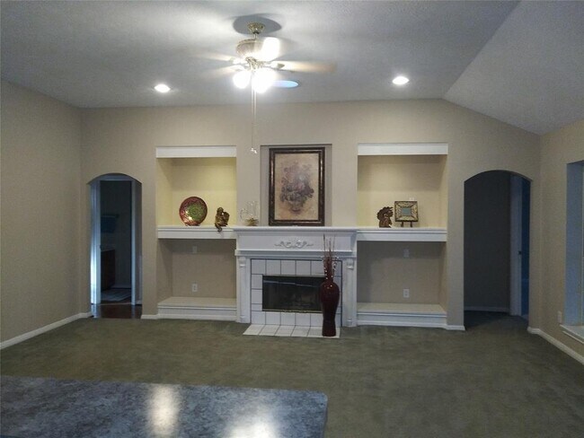 Building Photo - 900 Springwood Dr
