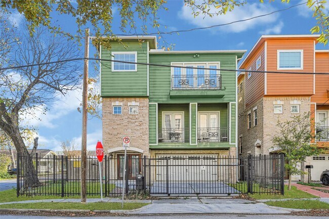 Building Photo - 2736 Cortlandt St