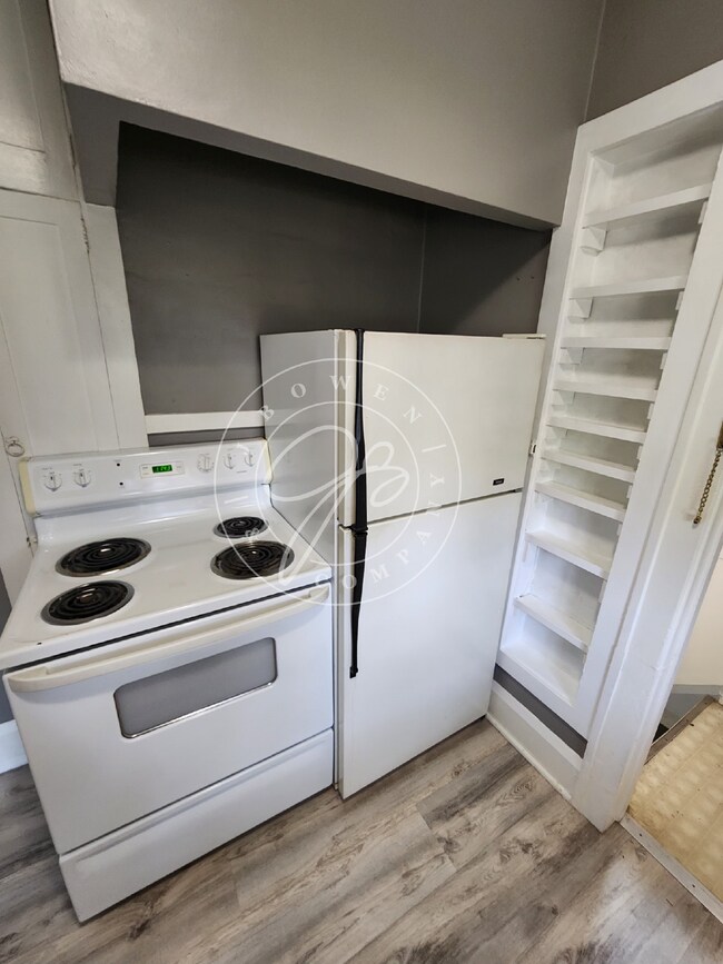 Building Photo - Charming Upper Duplex ready for you to cal...