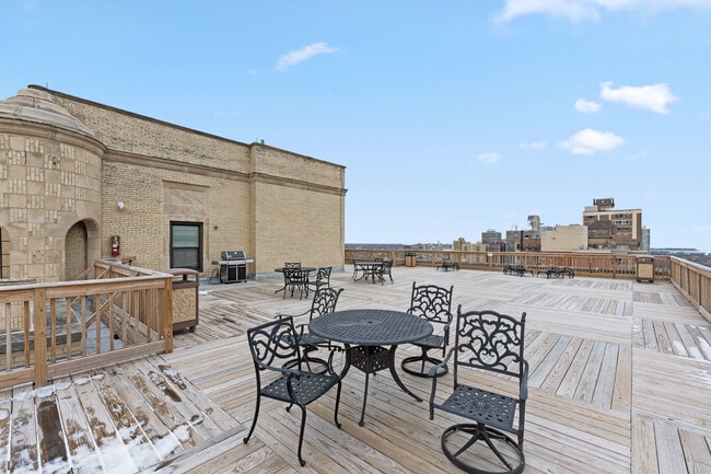 Building Photo - 2000 N Lincoln Park W