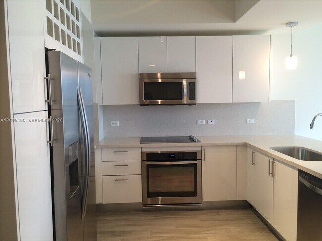 Building Photo - 999 SW 1st Ave