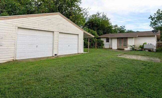 Building Photo - 616 17th Ave N