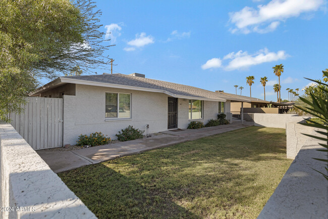 Building Photo - 607 E Encanto Dr