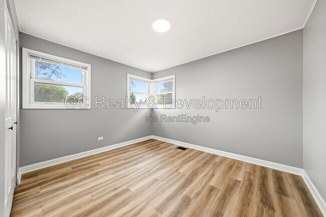 Building Photo - 2804 School Dr